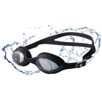 Căști de înot rezistente la apă, disponibile în diverse culori, prezentate pe un fundal alb, în magazinul de echipamente sportive.