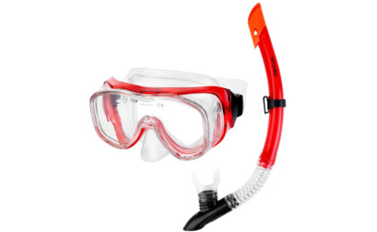 O pereche de pantofi sport albași pentru bărbați, expuși pe raft în magazinul de echipamente sportive Sport Zone