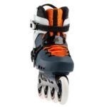 Set de echipament sportiv pentru fitness, incluzând halat, mănuși și sticla de apă, pe un fundal alb