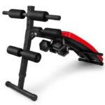 Set de echipamente sportive pentru fitness, inclusiv haltere și accesorii, pe fundal alb