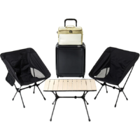 Mobilier pentru camping, inclusiv o masă pliantă și scaune, prezentat într-un mediu exterior, evidențiind utilitatea produselor pentru activități în aer liber.