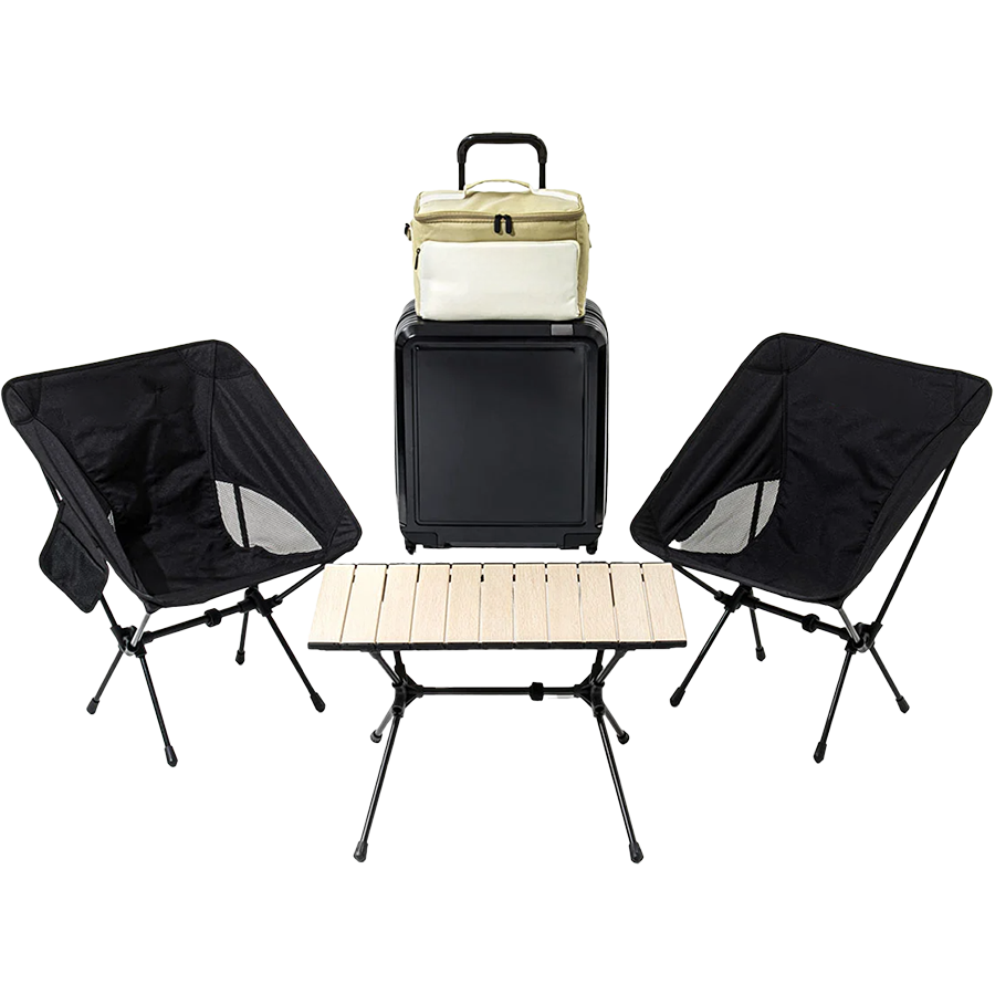 Mobilier pentru camping, inclusiv o masă pliantă și scaune, prezentat într-un mediu exterior, evidențiind utilitatea produselor pentru activități în aer liber.