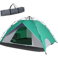 Produse de camping, inclusiv palatki și tenturi, expuse într-un magazin de echipamente sportive.