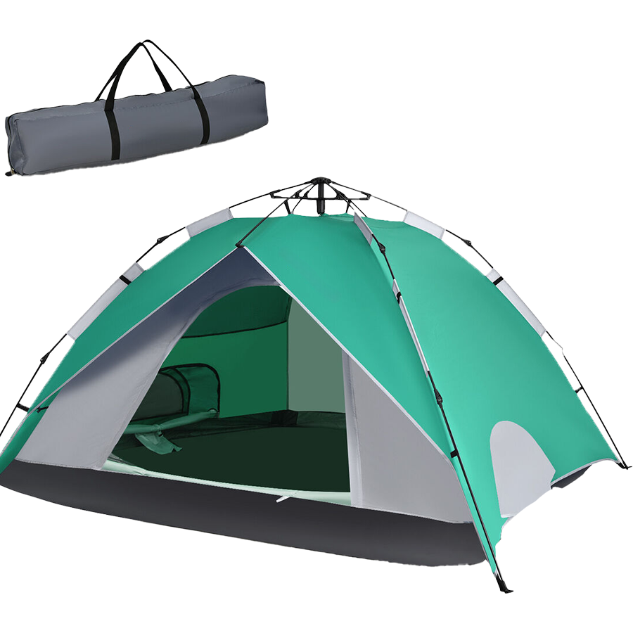 Produse de camping, inclusiv palatki și tenturi, expuse într-un magazin de echipamente sportive.