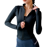 Îmbrăcăminte sportivă diversă, inclusiv tricouri, pantaloni și hanorace, expusă într-un magazin de echipamente sportive.