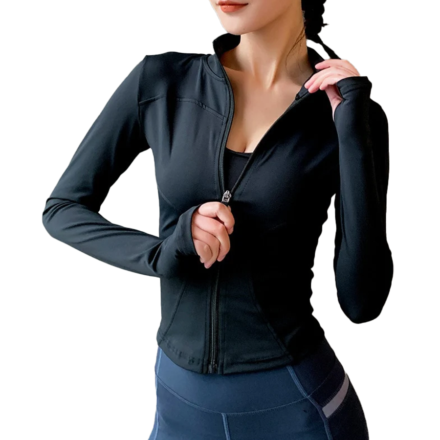 Îmbrăcăminte sportivă diversă, inclusiv tricouri, pantaloni și hanorace, expusă într-un magazin de echipamente sportive.