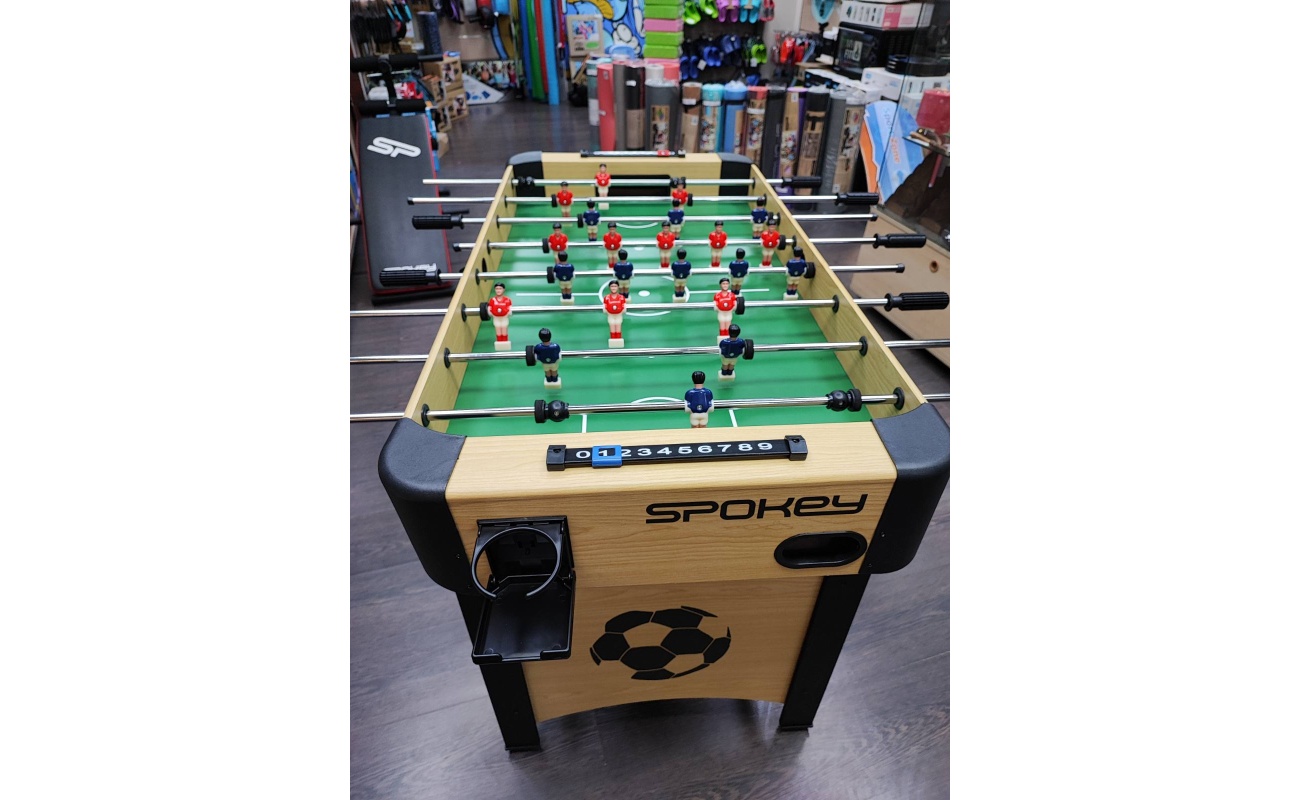 Produs sportiv pentru echipament de fitness expus pe raft, în magazinul de echipamente sportive SportZone