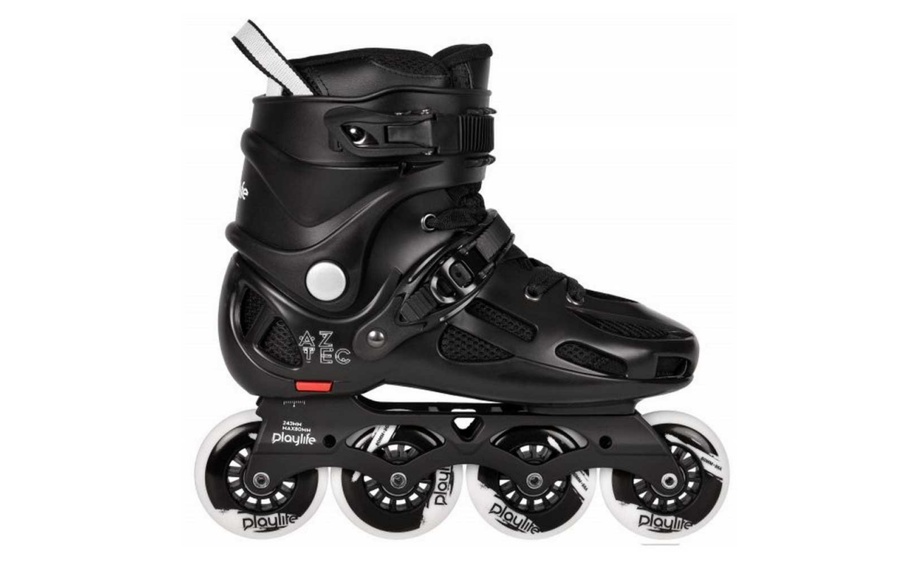 Set de echipament sportiv, include articole pentru fitness și antrenament, pe fundal alb.