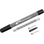 Minge sportivă pentru fitness, utilizată în antrenamente de forță, pe fundal alb.