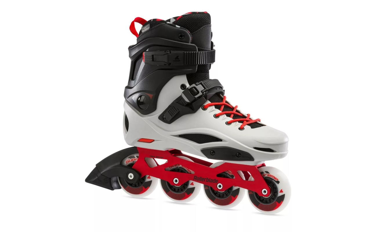 Set de echipament sportiv pentru antrenament, inclusiv gantere și benzi de exerciții, pentru fitness acasă.