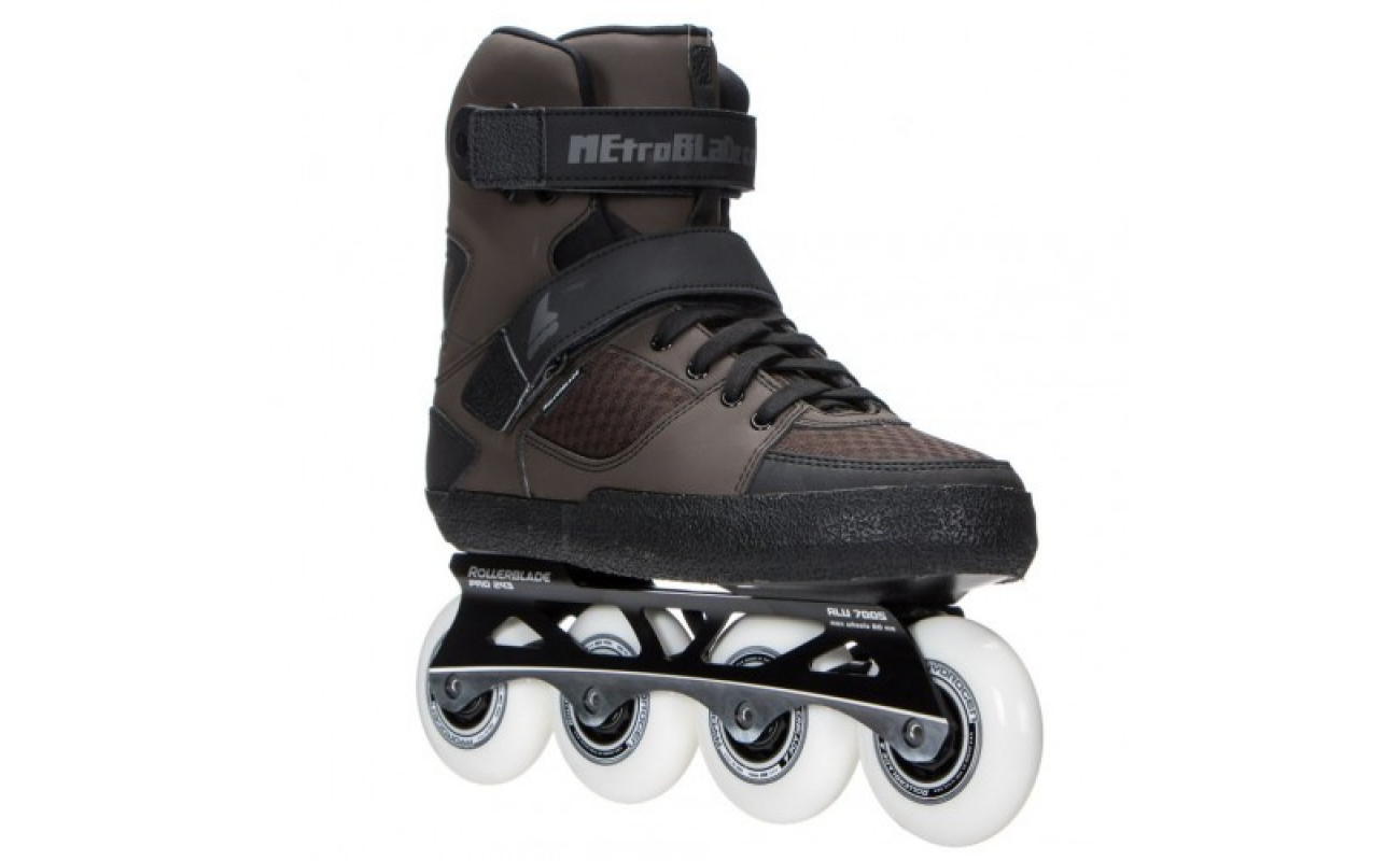 Set de echipament sportiv pentru fitness, include halat, mănuși și accesorii.