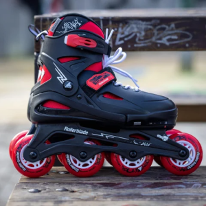 Pantofi sport FURY NERO/ROSSO cu design modern, combinații de culori negru și roșu, destinați pentru activități sportive.