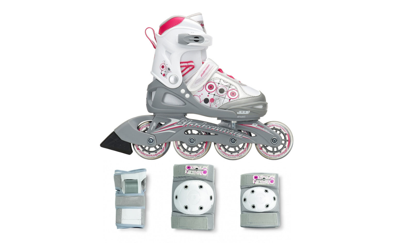 Mingi de volei și tenis pentru echipament sportiv stivuite pe raft în magazin.