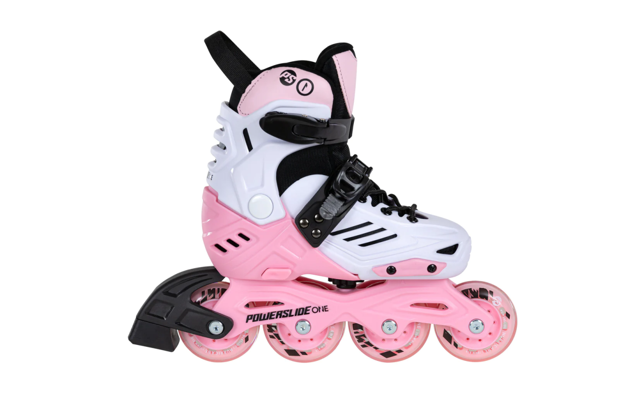 Două mingi de volei și o minge de fotbal, produse pentru echipament sportiv, la stand de prezentare în magazin.