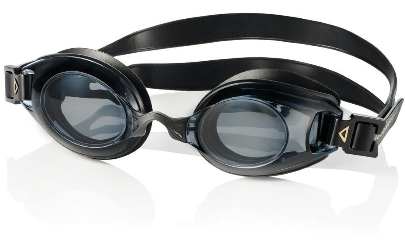 Set de echipamente sportive, inclusiv mingi, haltere și accesorii pentru antrenament, expus în magazinul de echipamente sportive SportZone