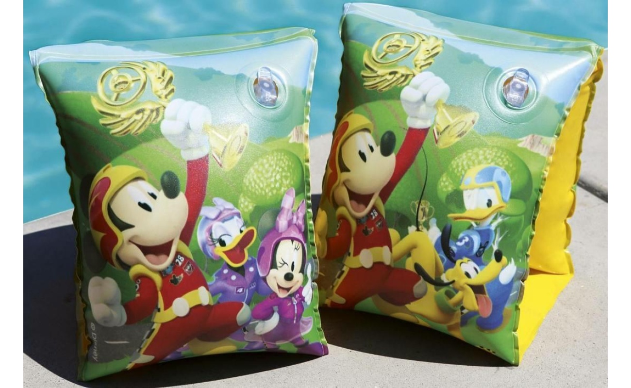 Produs de echipament sport cu artă pe ambalaj, disponibil în magazinul de echipamente sportive SportZone