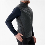 Obiecte sportive, inclusiv mingi și echipamente pentru fitness, expuse într-un magazin de articole sport.