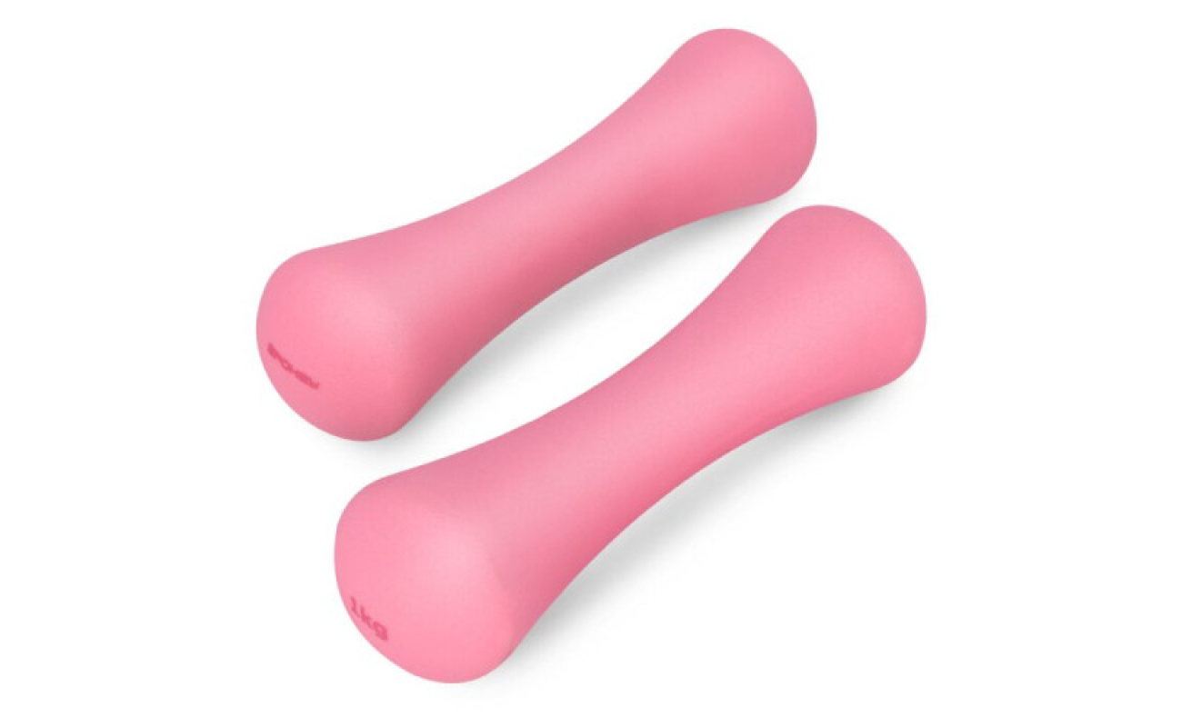 Taller cu rachete de tenis și mingi pe raft în magazin de echipament sportiv