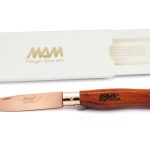 Cuză de vânătoare MAM cu lamă din titan bronzat, prezentată pe un fundal neutru.