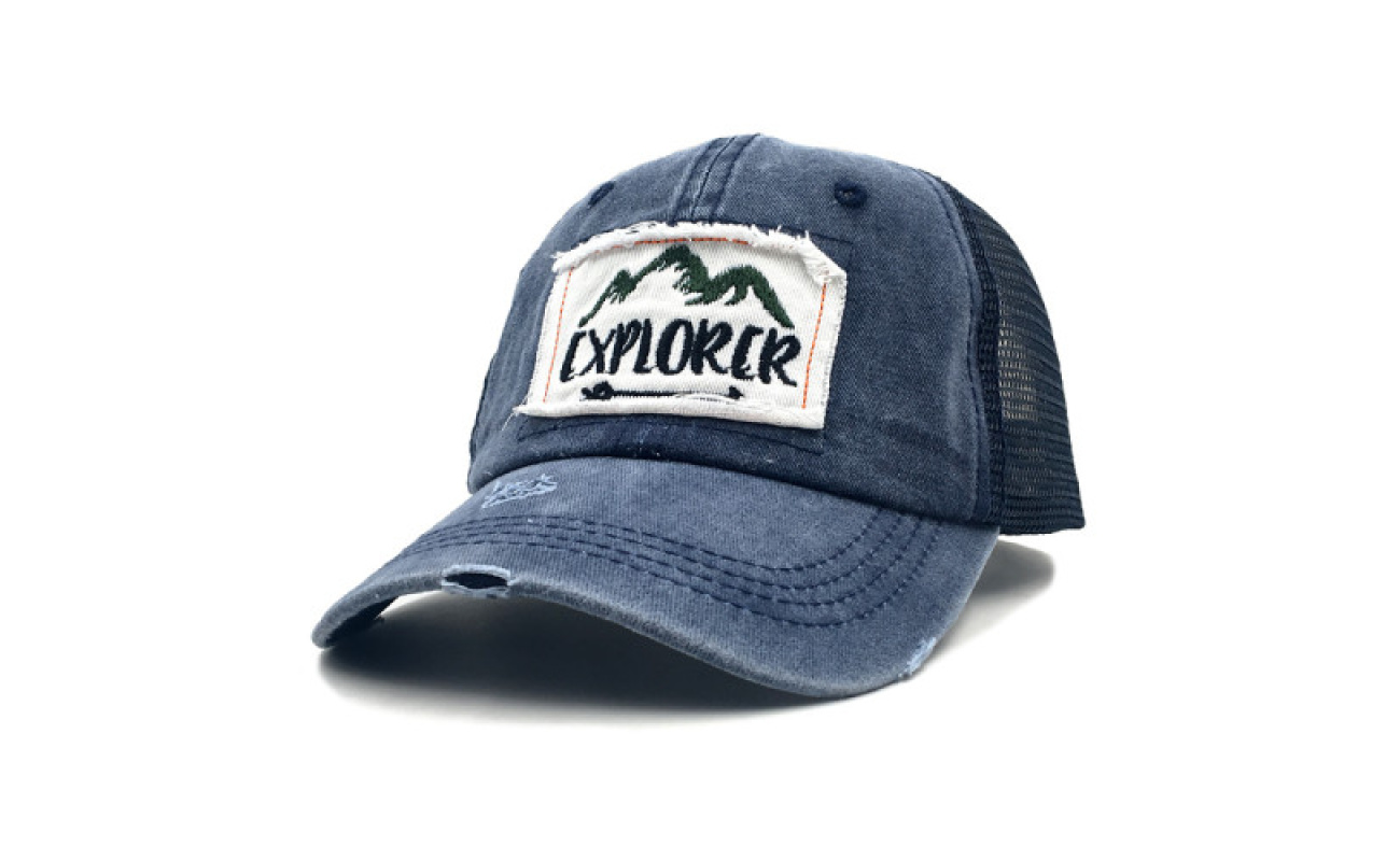 Concediu pe plajă cu echipament sportiv, pantofi sport și rucsac pe nisip