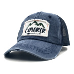 Concediu pe plajă cu echipament sportiv, pantofi sport și rucsac pe nisip