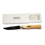 Minge de fotbal neagră și albă, ambalată într-un coș de rafie, disponibilă pentru cumpărare în magazinul de echipamente sportive