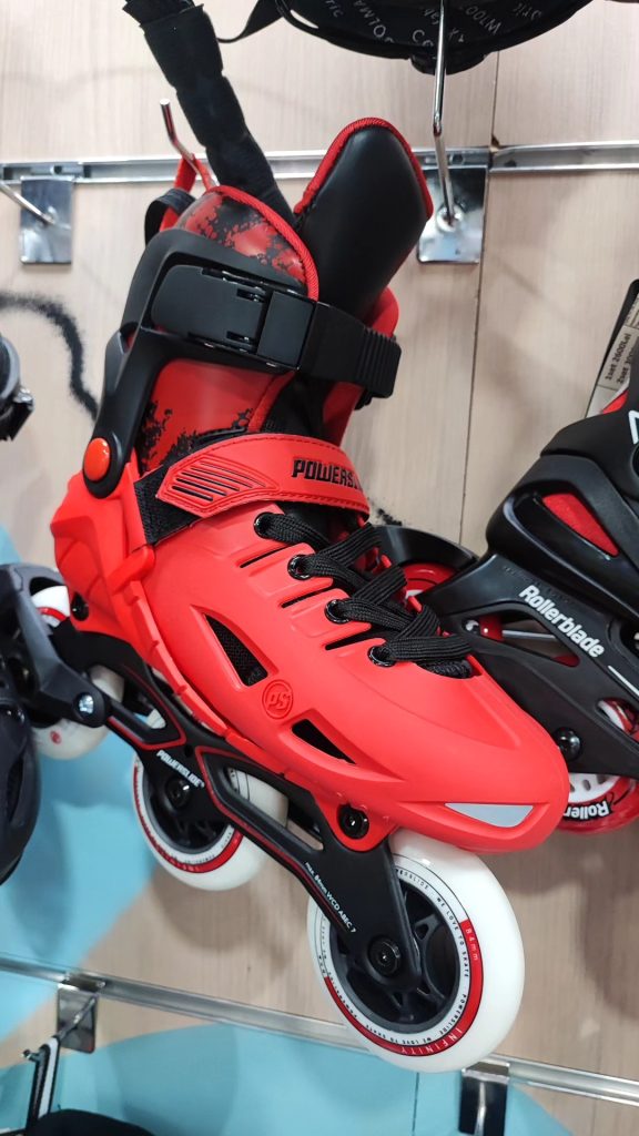 Patine cu role 940611 Powerslide Phuzion Universe roșii, dimensiunea 33-36, prezentate în magazinul de echipamente sportive.