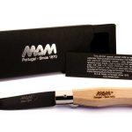 Cumpără un cuțit compact MAM Douro, cu un design elegant, lamă din titan negru și mâner din lemn, ideal pentru activități în aer liber și sporturi.