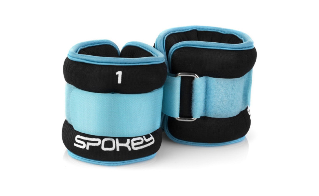 Minge de rugby colorată pentru sporturi în aer liber lângă alte echipamente sportive pe raft în magazinul de echipamente sportive