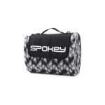 Minge de volei înconjurată de echipament sportiv pentru jocuri de interior