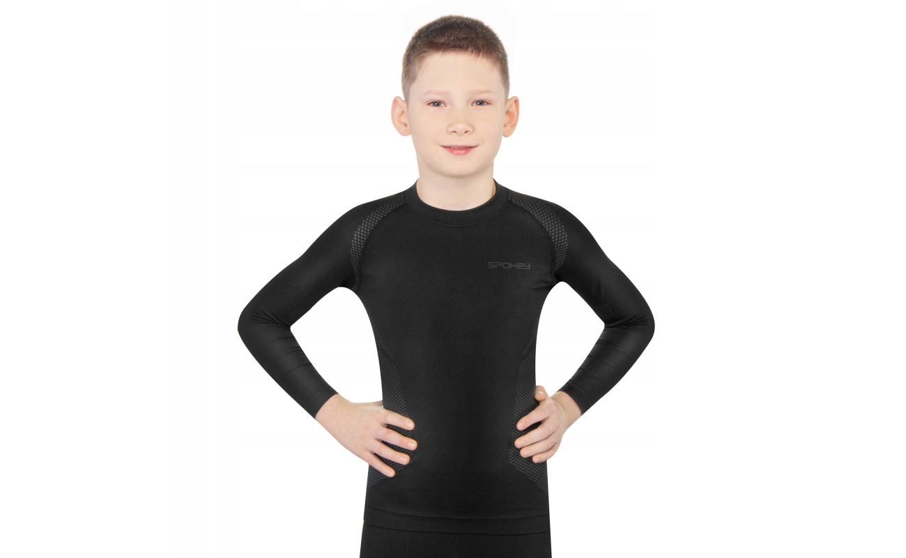 Medalii sportive aurii și argintii pentru competiții, expuse pe un suport într-un magazin de echipamente sportive