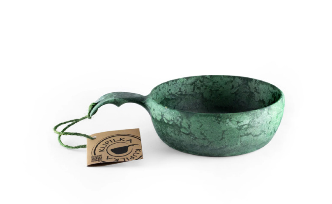 Produs sportiv de culoare galben-verde pentru echipamente de fitness, plasat pe o raft într-un magazin de articole sportive