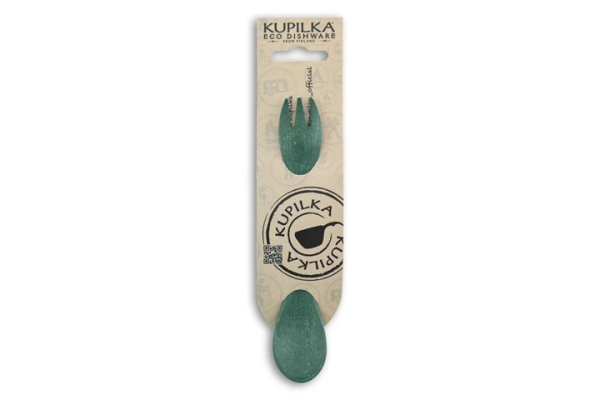 Spork 165 Kupilka în culoare conifer (verde), un instrument practic și elegant pentru camping și activități în aer liber, disponibil într-un magazin de echipamente sportive.