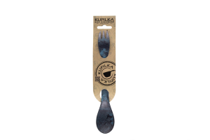 Spork 225 de culoare blueberry, un instrument versatil pentru camping și aventuri în natură, cu un design ergonomic și prietenos cu mediul.