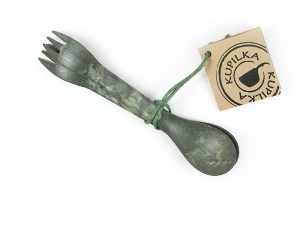 Spork 205 conifer (verde) din gama S12K-KUPILKA, un produs versatil pentru camping și activități în aer liber, cu un design ergonomic și material durabil.