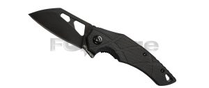 Cuțit pliabil FE-010 FOX KNIFE EDGE ATRAX de culoare neagră, prezentat într-un cadru sportiv.