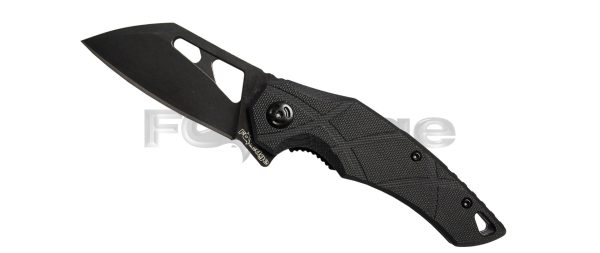 Cuțit pliabil FE-010 FOX KNIFE EDGE ATRAX de culoare neagră, prezentat într-un cadru sportiv.