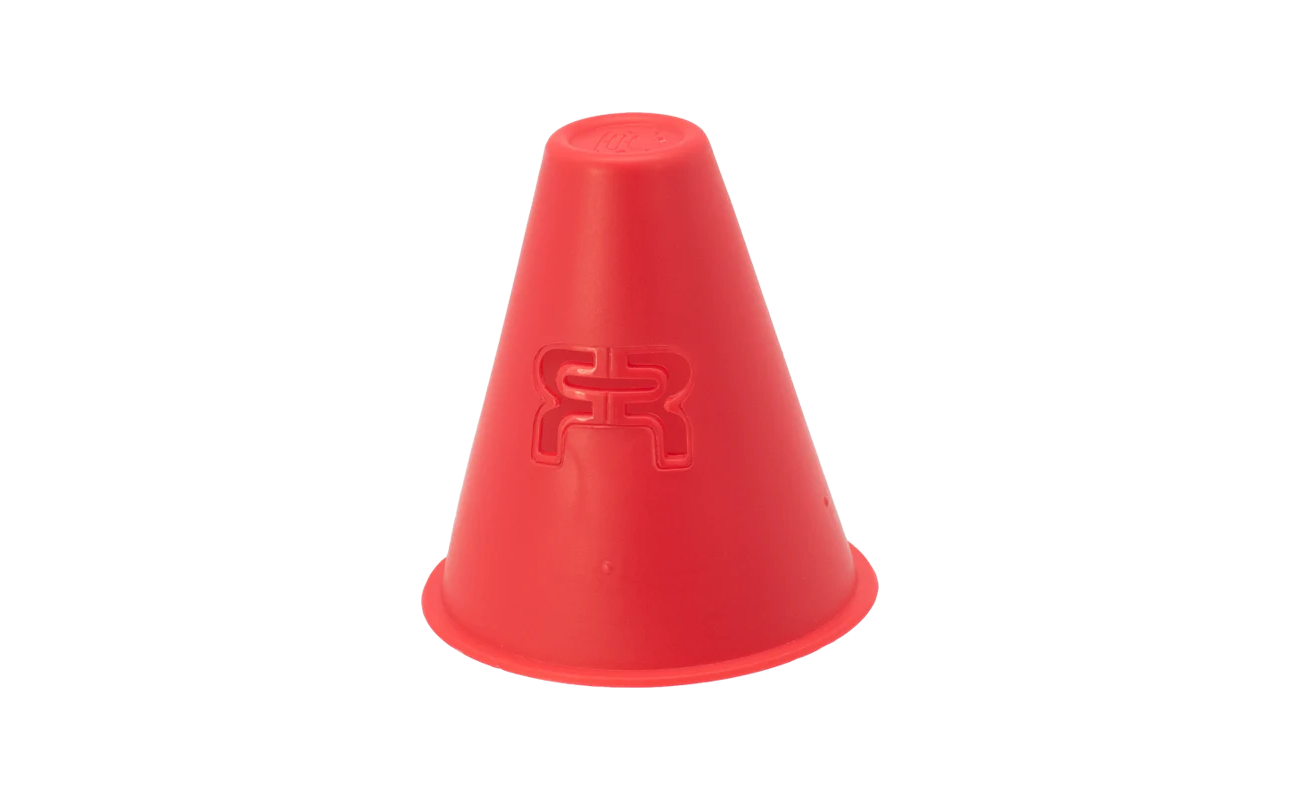 Set de 20 conuri roșii pentru antrenament, destinate sportivilor, disponibile în magazinul de echipamente sportive.