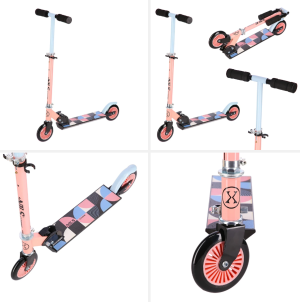 Scooter HD026 Abisal în culorile roz și albastru, cu design modern, destinat sporturilor și divertismentului, expus într-un magazin de echipamente sportive.