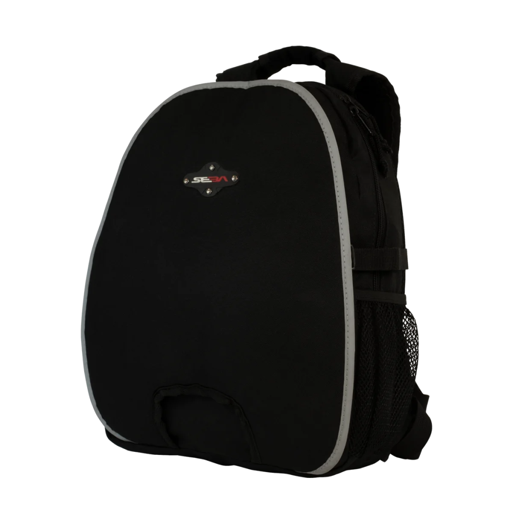 Rucsac SBG-BPXS-BK SEBA XS de culoare neagră, destinat echipamentelor sportive, cu un design compact și căptușit, având curele ajustabile și un logo distinctiv SEBA.