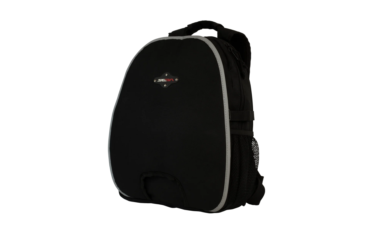 Rucsac SBG-BPXS-BK SEBA XS de culoare neagră, destinat echipamentelor sportive, cu un design compact și căptușit, având curele ajustabile și un logo distinctiv SEBA.