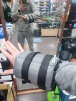 Ghete de fotbal pentru copii în culori alb și albastru, expirate din magazinul de echipament sportiv Sportzone