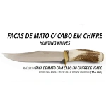 Alt text pentru poza: Miniatură a unei fețe de vânătoare cu coarne din rășină naturală, decorată cu elemente de vânătoare, destinată pentru colecție sau decor sportiv.