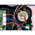 Modul pentru curățare laterală Legee 7 pentru aspirator LG700W0014 așezat pe o suprafață de lemn
