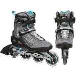 Adidași sportivi pentru skate sau role, în tonuri negre și albe, destinați pentru skateboard sau role, pe un fundal neutru