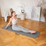 Covoraș pentru yoga YM10-gri Abisal YM10 din TPE, destinat exercițiilor de yoga și fitness, de culoare gri, produs sport pentru echipament sportive