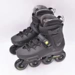 Role inelor cu rotile de 80mm de culoare negru cu lime, dimensiuni 43-44, ideal pentru skate urbane, cu cadrul din aluminiu și rulmenți ILQ-7