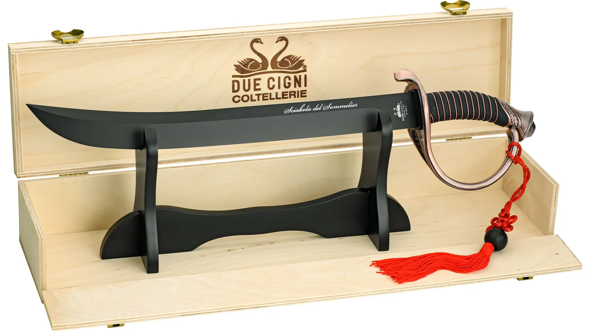 Сабля Due Cigni Sommelier’s Sabre 2C 2015 B, сомелье‑сабля с клинком 400 мм из стали UNI X50CrMoV15 (HRC 55‑57), покрытие черный PTFE‑Idroglider, рукоять медный эффект, общая длина 530 мм, вес ~758 г