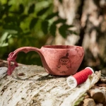 Ceai sau băuturi într-o cană mică K12R0-KUPILKA de culoare roșie cu motive conifere, destinată pentru echipamente sportive