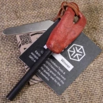 Tulpină de foc FireSteel 8 de culoare bordo roșu, pentru camping și supraviețuire, utilizată pentru a aprinde focul în activități sportive în aer liber